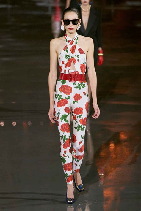 Yves Saint Laurent SS22: la linea tra lusso e libertà